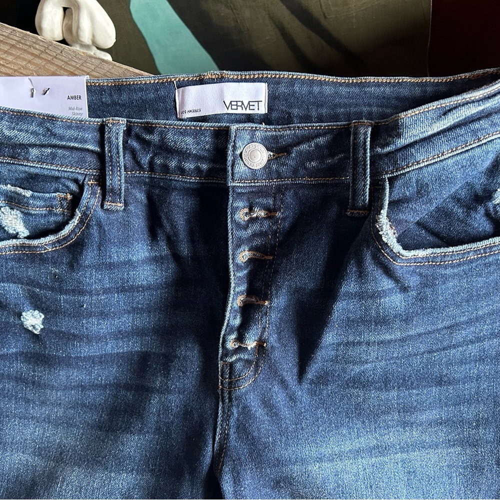Cute distressed jeans!